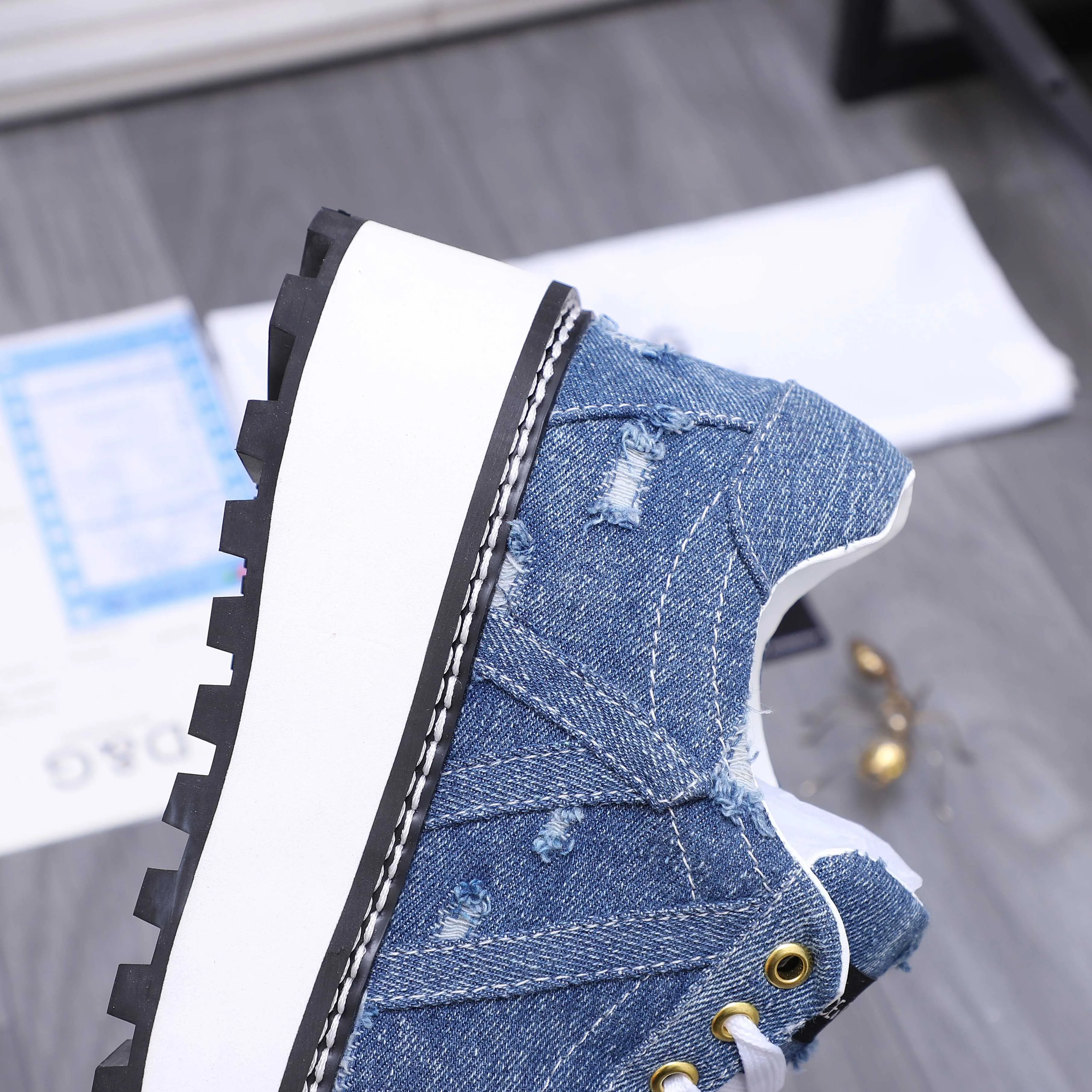 Men's shoes 💰442 Product trademark: DG (Dolce & Gabbana) casual shoes for couples. Regular size: 36-46 (45.46 is custom-made and non-returnable). Product materials: Selected denim stitching upper, leather lining, cowhide insole, non-slip rubber outsole